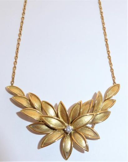 COLLIER or 18K 750°/°°, à motif fleur central...