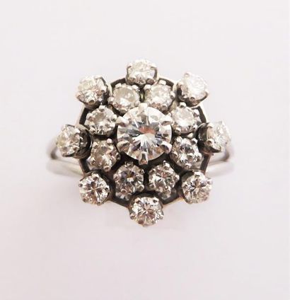 BAGUE chou en or 18K 750°/°°ornée de diamants...