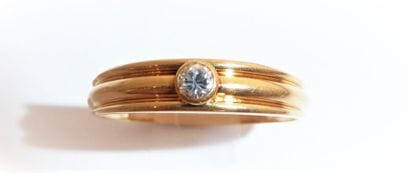 BAGUE en or 18K 750°/°° godronnée, ornée...