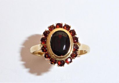 BAGUE en or 18K 750°/°° ornée de grenats...