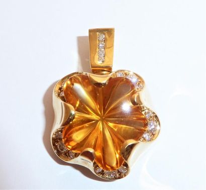 PENDENTIF en or 18K 750°/°° orné d’une très...