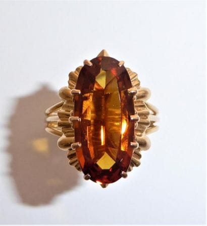 BAGUE en or 18K 750°/°°, ornée d’une imposante...