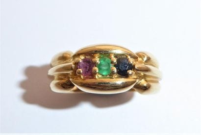BAGUE en or 18K 750°/°° godronnée, ornée

trilogie...