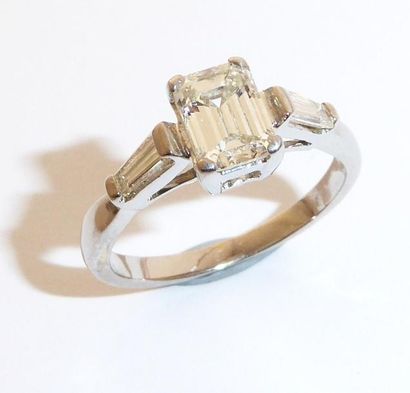 BAGUE SOLITAIRE en or blanc 18K 750°/°° orné...