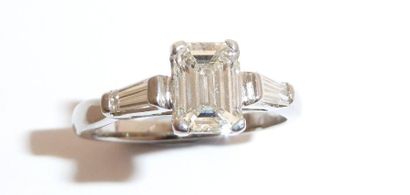 BAGUE SOLITAIRE en or blanc 18K 750°/°° orné...