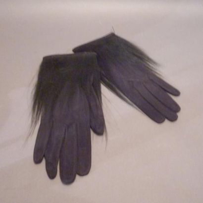 CHRISTIAN DIOR. Paire de gants en daim et...