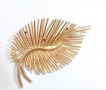 BROCHE en or 18K 750°/°° stylisant une feuille...