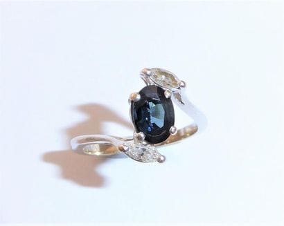BAGUE en or blanc 18K 750°/°° ornée d’un...