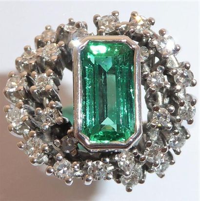 BAGUE EMERAUDE en or 18k (750°/°°)sertie...