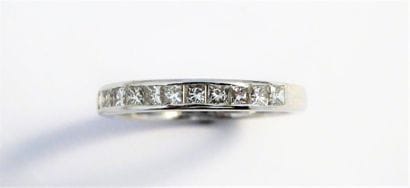 DEMI ALLIANCE en or blanc 18k, (750°/°°)...