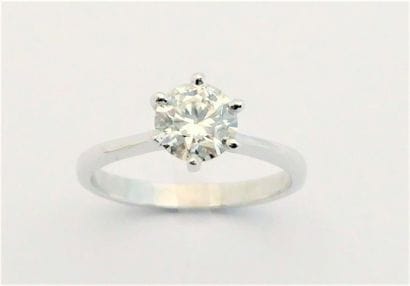 BAGUE solitaire en or blanc 18k ( 750°/°°)...