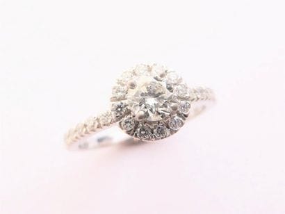BAGUE en or blanc 18k (750/°°) sertie de...
