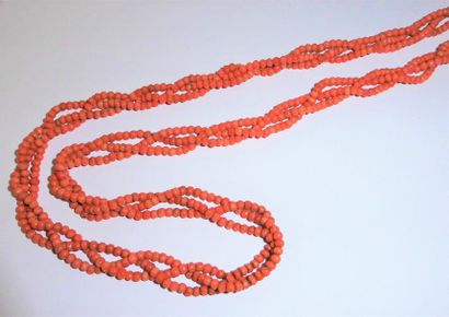 SAUTOIR en corail tressé de 3 rangs terminé...