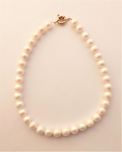COLLIER de perles ED ø 12/13 terminé par...