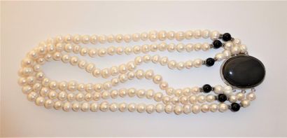 COLLIER de 3 rangs perles ED orné d’une agate...