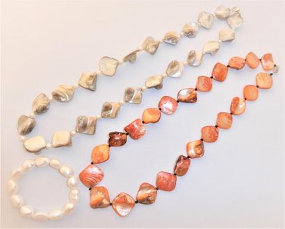 2 COLLIERS nacre et perles d'eau douce fermoir...