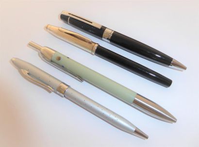 LOT de 4 STYLOS : parker triple, roller Cross...