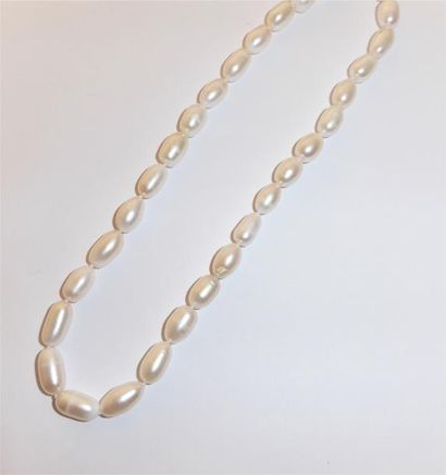 COLLIER choker d’importantes perles d'eau...