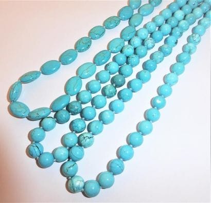 LOT DE 3 COLLIERS de turquoise reconstituée,...