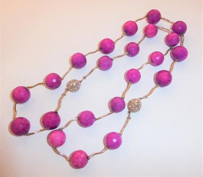 Imposant SAUTOIR de perles de jade rose teintée,...
