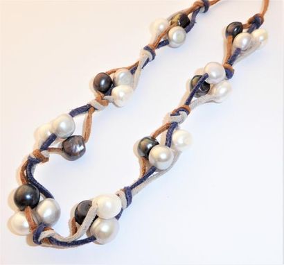 COLLIER torsadé 24 perles d'ED bleu fermoir...