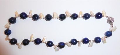 2 COLLIERS en lapis lazuli, l’un en chute...