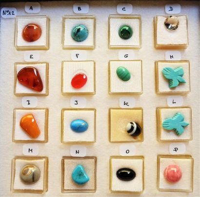 LOT de pierres, présentées sous coffret,...