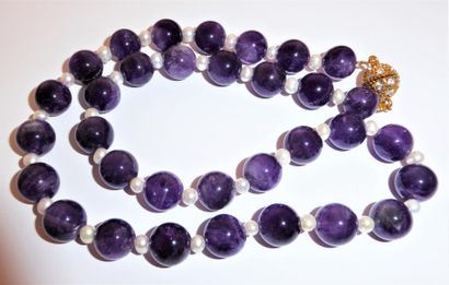 COLLIER en boules d’améthyste et intercales...