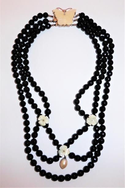 COLLIER en onyx facetté et nacre en forme...
