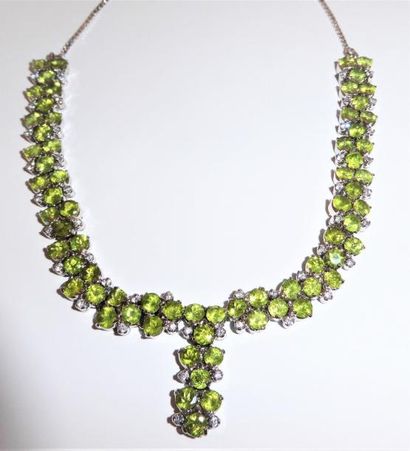 COLLIER en péridot monté sur métal et rehaussé...