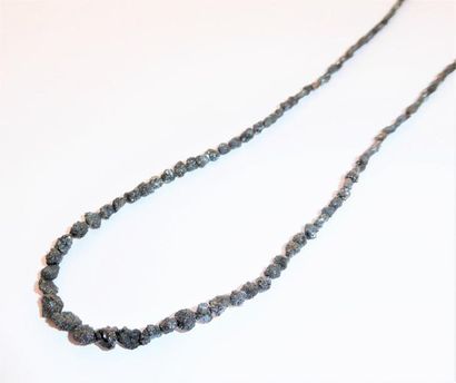 COLLIER de diamants noirs bruts en chute,...