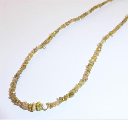 COLLIER de diamants bruts en chute dans un...