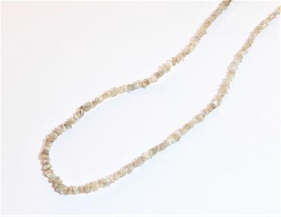 COLLIER de diamants bruts gris pâle en chute,...