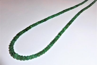 COLLIER en perles d’émeraude racine, en chute,...