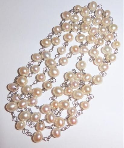 SAUTOIR en perles d’eau douce et anneaux...