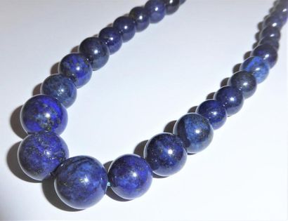 COLLIER en lapis lazuli, en chute et fermoir...