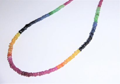 COLLIER en perles de rubis saphir et émeraude...