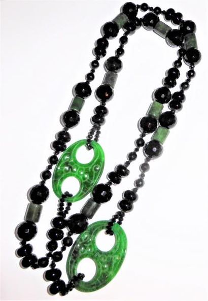 IMPORTANT SAUTOIR en jade et onyx facett...
