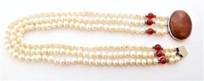 COLLIER en perles d’eau douce trois rangs,...