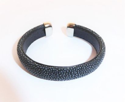 BRACELET semi rigide recouvert de galuchat...