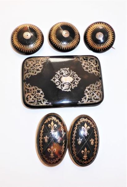 LOT DE 2 BOUTONS en écaille et métal et 

1...