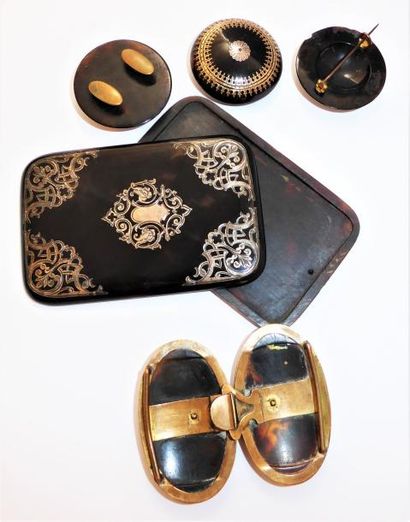 LOT DE 2 BOUTONS en écaille et métal et 

1...