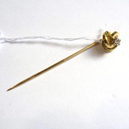 38 BIS. EPINGLE de cravate en alliage d'or...