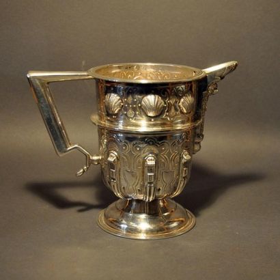 Aiguière en argent se style Renaissance ornée...