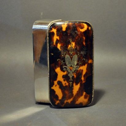 Boîte rectangulaire en métal argenté, le...
