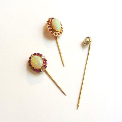 LOT de deux épingles à monture or 18K (750°/°°)...