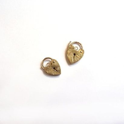 LOT de DEUX PENDENTIFS cadenas en alliage...