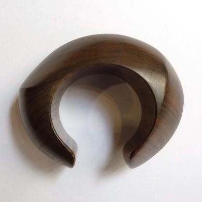 BRACELET en bois précieux facetté et poli,...