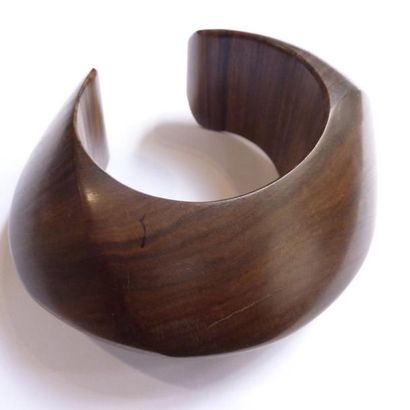 BRACELET en bois précieux facetté et poli,...