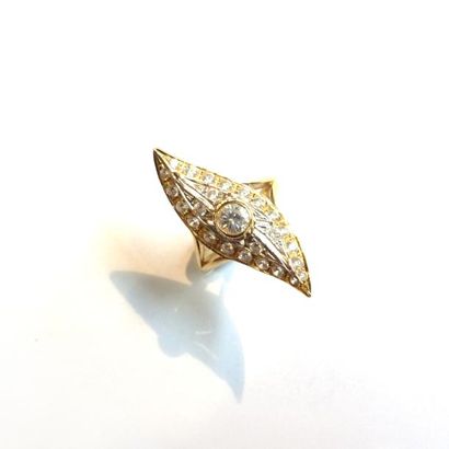 BAGUE en or jaune 18K (750°/°°) de forme...
